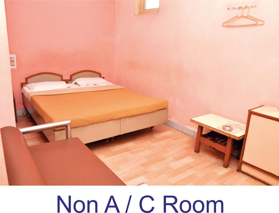 Hotel Baba Rajkot Exteriör bild
